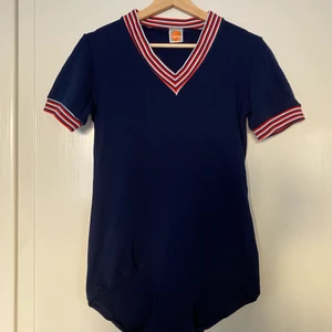 Vintage body  - Blå gymnastikdräkt / body från 60-tal. Fin att ha till ett par jeans :). Strlk 44, passar bra på mig som är en medium/38.