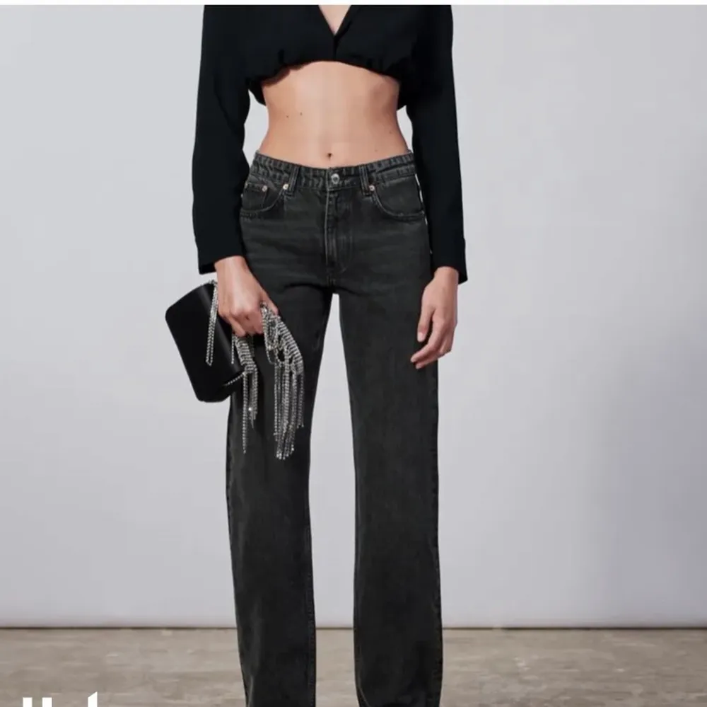Populära Zara-jeans i svart/grå i storlek 36, nästan aldrig använda!. Jeans & Byxor.