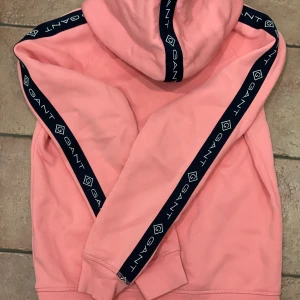 GANT - ljusrosa gant hoodie i storlek 158-164 13/14år begagnat bra skick med en fläck som jag inte testat o tagit bort