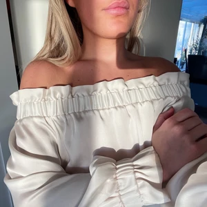 Siden topp  - Creme/vit siden blus strl S! (Aldrig använd) Köparen står för frakt ❤️‍🔥