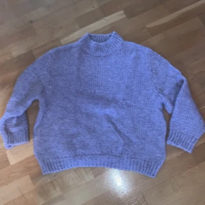 Lila tröja ZARA - Lila stickad tröja från Zara, använd 5 gånger, mycket bra skick. Bud är bindande!