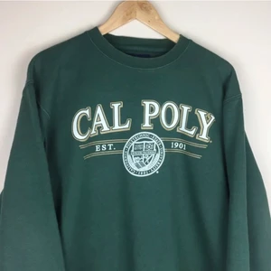 Sweatshirt - Säljer denna snygga sweatshirt pga att jag aldrig använder den längre😫 Den är i M men passar precis lika bra på M och sitter oversize på mig som är xs-s❤️ Jätte fin i mörkare grön färg!!