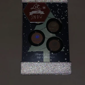 En box med smink  - En box med massor med smink perfekt att ge i present de som kommer i boxen är 4 ögonskuggor, en ögonskugga plaett med 5 olika färger, 2 mascaror, 3 läppglans i olika färger, 3 eyeliner i svart/blått/grått (kom privat för bild på dem) kunde endast lägga ut tre bilder! Allt detta för 50kr 