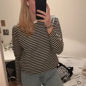 Randig långärmad  - Fin tröja från mango som aldrig är använd passar en S❤️