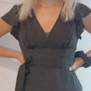 Klänning svart - Aldrig använt bara hängt på klädställningen😕storlek xs och är från nakd ❤️❤️köpte för 500 tror jag och säljer för 100kr +frakt