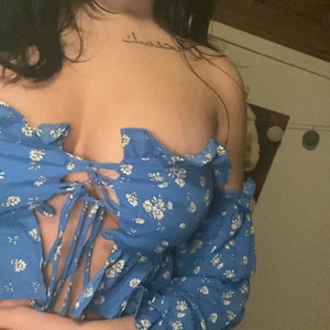 Fin sommartorp  - Använd en gång, en blommig luftig topp i storlek 36