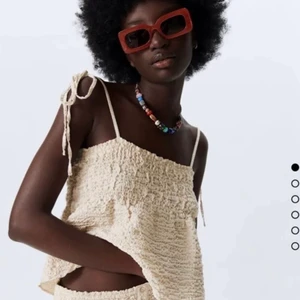 Topp från Zara - Slutsåld topp från Zara, superfin men kommer ej till användning. Funkar på storlek S-M