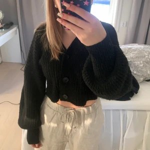 Stickad kofta - superfin svart kofta ifrån Gina tricot! Knappt använd alls