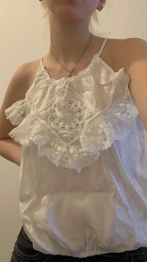 Linne i satin - Linne i satin liknande material med detaljer på bröstet!! Hittad på humana i somras för 120?kr. Man kan knyta banden där framme för att reglera hur långa banden ska vara. Osäker på ifall jag vill sälja men buda!