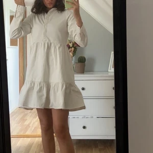Vit klänning - Säljer min superfina studentklänning🤍🤍 perfekta sommarklänningen som är så så fin!!