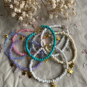 Armband 8st  - 8 st armband med sjärnor för 80kr plus frakt ligger på 14kr ❤️❤️❤️