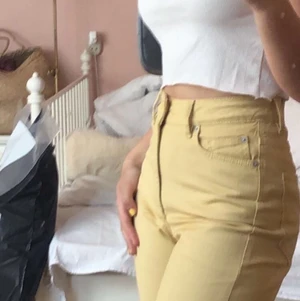 Carin Wester jeans  - Nästan oanvända Carin Wester jeans, ljusgula. Sitter helt perfekt på mej men använder aldrig. Är en S och är 163 cm lång som referens. 