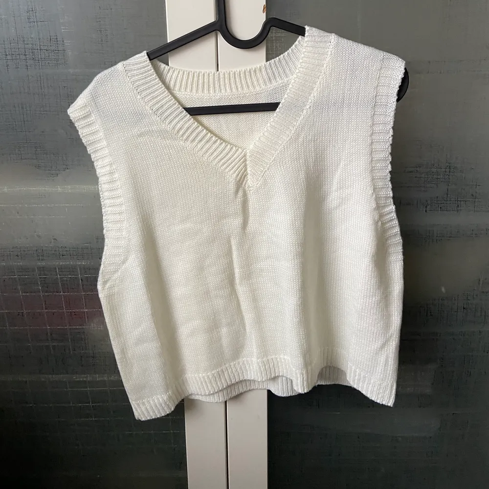 Säljer min oanvända vita väst-tröja som är stickad 💗 hur skön som helst men kommer ej till användning… dm för info/frågor, köpare står för frakt 😇. Stickat.