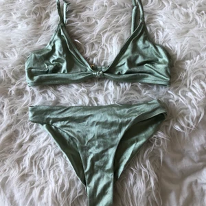 Salviagrön bikini från H&M strl 36 - Säljer min bikini från hm, använt fåtal gånger men den är i bra skick då den köptes sommaren 2021. Säljer båda delarna tillsammans!🥰