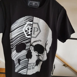 Phillip Plein T-shirt  - Philip Plein T-shirt i mycket bra skick. Nypris ligger på ca 5000kr, säljer för 1800.