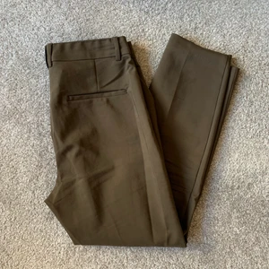 Kostymbyxor H&M - Bruna kostymbyxor från H&M. Storlek 42.