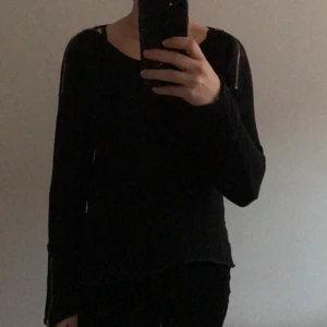 Svart stickad tröja från Hunkydory - Sparsamt använd