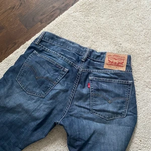 Levis jeans 514 - Snygga blåa vintage Levis jeans i modellen 514! De perfekta lågmidjade!! W32 L30 men känns längre! Så så coola och inga skador! (Säljer fler Levis!) buda från 300🥰