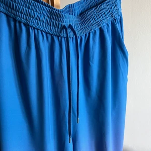 Skira byxor - Byxor från weekday i fladdrigt material, strl 40. Aldrig använda 