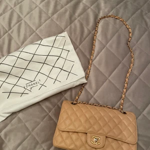 Chanel väska  - Handväska från Chanel storlek medium 25 cm. Superfin och sparsamt använt. Ingen slitage. Säljs då den ej används mer. Kvitto finns ej men dustbag finns. Priset kan diskuteras vid snabb affär. 