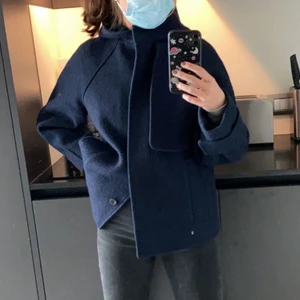 Kappa kort - Säljer nu denna snygga korta kappa från COS, använd fåtal gånger. Nypris 1800kr, buda privat💕 Kan frakta för 100kr eller mötas i Täby eller Stockholm 