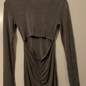 Bodycon klänning med scrunch - Med scrunch sitter så himla fint! Kommer till låren