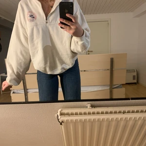 Nike tröja  - Vintage Nike tröja, half-zip som är riktigt snygg och bekväm. Jättebra kvalitet och fint skick! Skulle dock säga att den passar S också