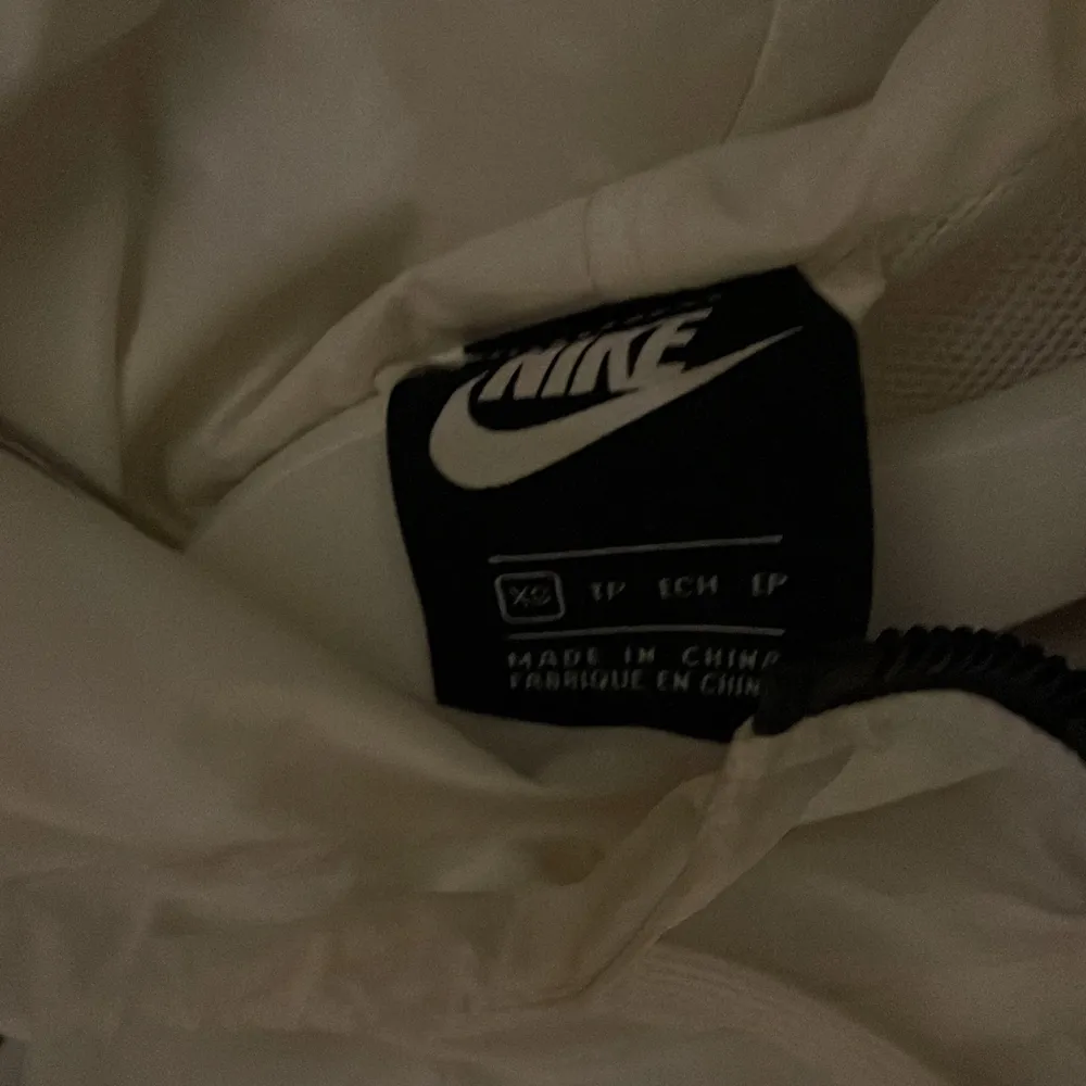 Vit och svart vindjacka från Nike i st XS, den är använd typ 2 gånger annars är det ny och fräsch.. Jackor.