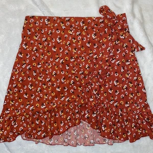 Blommig kjol från Ginatricot - Blommig kjol, mörkröd från Ginatricot i storlek L (mer som en M). Bra skick.