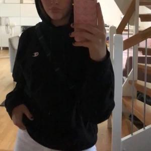Champion hoodie - Säljer denna snygga hoodie från champion. Den är köpt för 900 men säljer för 299. Tveka inte vid frågor💓💓