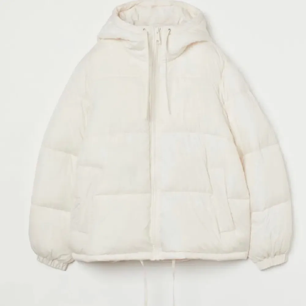 Vit puffer jacka från hm! Använt ett fåtal gånger i slutet på dec och i början av januari så i princip ny! Prislapp kvar! Är en large men passar alla storlekar från XS-L då jag själv brukar bära XS/S💕. Takit.