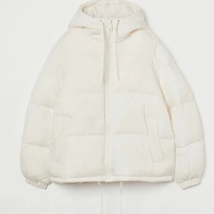 Vit puffer jacka - Vit puffer jacka från hm! Använt ett fåtal gånger i slutet på dec och i början av januari så i princip ny! Prislapp kvar! Är en large men passar alla storlekar från XS-L då jag själv brukar bära XS/S💕