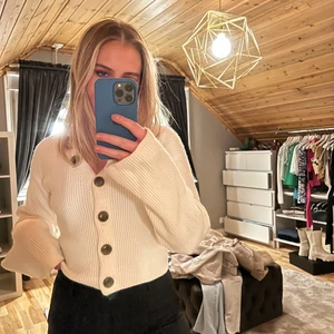 Vit stickad kofta från nakd - Väldigt fin och skön kofta från nakd, använd ett få tal gånger men ser näst intill ny ut                                     Pris: 100 + frakt💕