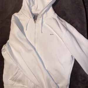 Nike kofta - Säljer min nike zip up hoodie nu eftersom att den inte kommer till användning, fint skick🦋 den kostar 150kr har råkat ändra och det går inte att ändra tillbaka❤️