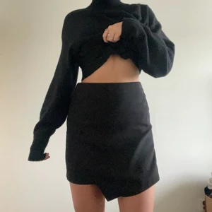 Svart kjol - 🖤En svart kjol från Mango! Passar till allt! Frakten kan ändras beroende på vilken påse den får plats i!🖤