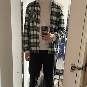 Flannel skjorta - Säljer denna skjorta då den inte används tillräckligt längre. Köpt på H&M för några år sedan. Sparsamt använd. Skicket är bra. Storlek L, jag är 186cm och sitter bra på mig! 