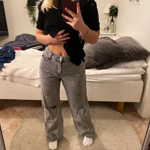 Wide-leg jeans från bershka - Säljer dessa superfina Wide leg jeansen köpta från bershka förra året i storlek 38. Säljer dem endast då jag använder dem alldeles för lite, annars inget fel på dem! Buds gärna🥰