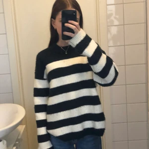 Stickad tröja - En super mysig stickad tröja från Monki i storlek xxs. Den är mörkblå och vit randig. Lite nopprig men inget man stör sig på, och den avnoppras innan den skickas. Använd ca 5 ggr. 😊 Säljs pga tappat intresse.
