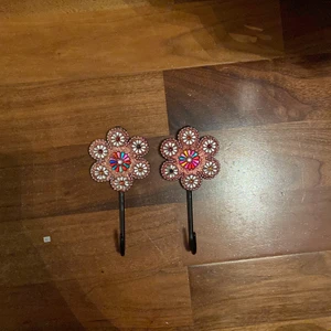 Krokar - 2 par krokar som du kan hänga kläder på i mycket bra skick, kommer aldrig till användning.