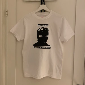 Golf wang T-shirt - Hej säljer min golf wang Isolation tee i färgen vit då den är för liten. Den är aldrig använd då den var för liten för mig. Storlek small😃