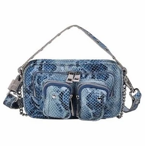 Nunoo väska - Säljer denna nunoo väska täcken finns på användning men fof väldigt fin! Nypris va va 1200 om jag minns rätt! Lilla modellen men man får plats med det som behövs tycker jag endå!  Skriv för egna bilder osv