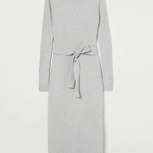 Ribbstickad klänning ”Bianca Ingrosso”  - Snygg ribbstickad klänning i grått från HM. Storlek M. Bianca Ingrosso tipsar om denna. Använd enstaka gånger.  