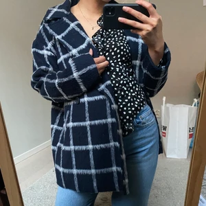 Rutig kappa - Säljer denna kappa från NAKD! Jätte fin marinblå med speciellt mönster💙💙💙