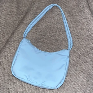 Ljusblå baguetteväska från Gina Tricot - Blå baguetteväska / handväska från Gina Tricot. Ljusblå / babyblå färg. Knappt används, i nyskick☺️