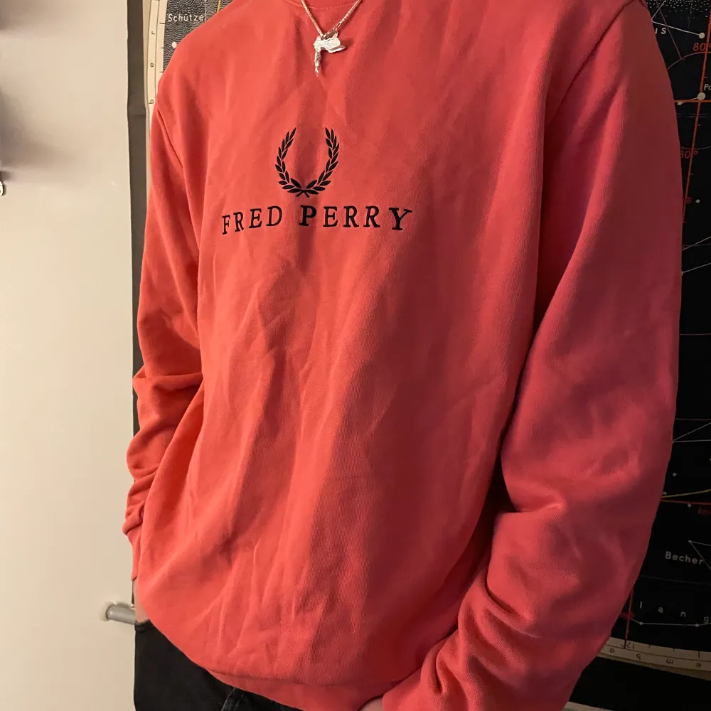 Fred Perry sweatshirt i rosa. Använd ca 3 gånger i nyskick, storlek M. Kom pm för fler bilder. Möts Stockholm annars frakt. Pris kan diskuteras vid snabb affär!. Tröjor & Koftor.