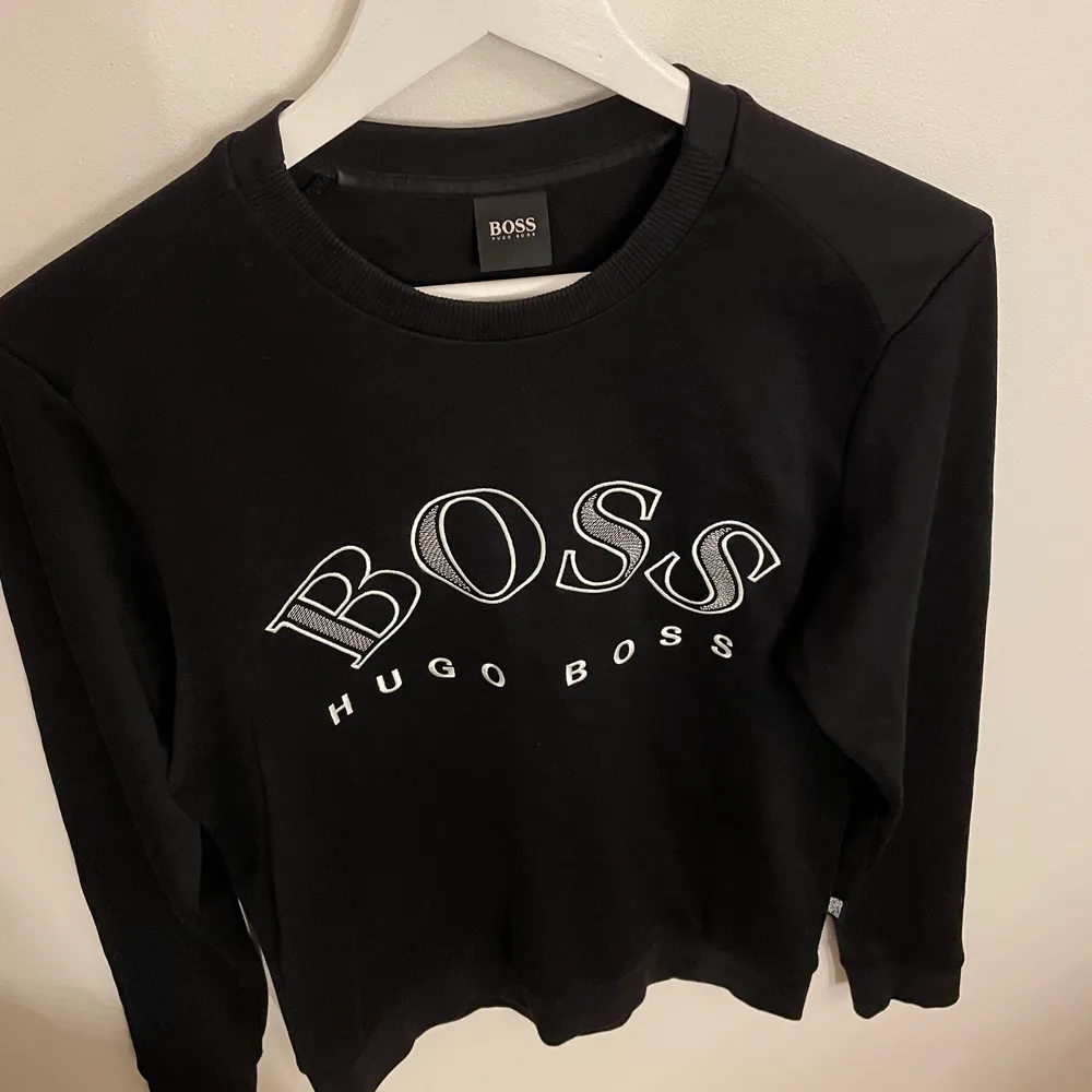 En sweatshirt från Hugo Boss                                                Cond:8/10 har ett litet märke på ryggen men det syns bara om man kollar nära                                                      Storlek: S                                                                               Nypris: ca 1300kr ( Finns ej i butik längre)                             QR Scan finns på utsidan av tröjan . Tröjor & Koftor.