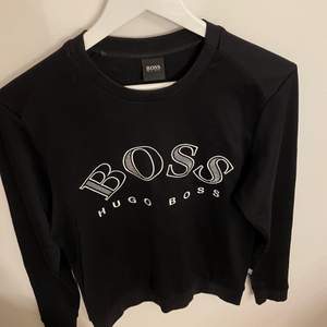 En sweatshirt från Hugo Boss                                                Cond:8/10 har ett litet märke på ryggen men det syns bara om man kollar nära                                                      Storlek: S                                                                               Nypris: ca 1300kr ( Finns ej i butik längre)                             QR Scan finns på utsidan av tröjan 