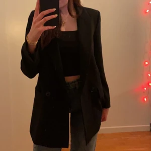 Blazer från zara - Svart Blazer/ kavaj (oversized) från Zara. Använt några få gånger