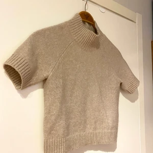 Stickad polo NA-KD - Varm polotopp, stretchig och formar sig fint på kroppen. Nopprig men tycker själv inte att det stör! Frakt är inkluderat i pris! 