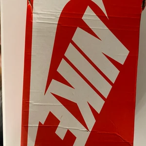 Nike Blazer Mid 77’ Strl 36 - Bra skick, använt ett par gånger. Köpta för 1100kr. Säljer då jag ej har användning för de längre. Kartong medföljer men notera att den är lite trasig på locket.